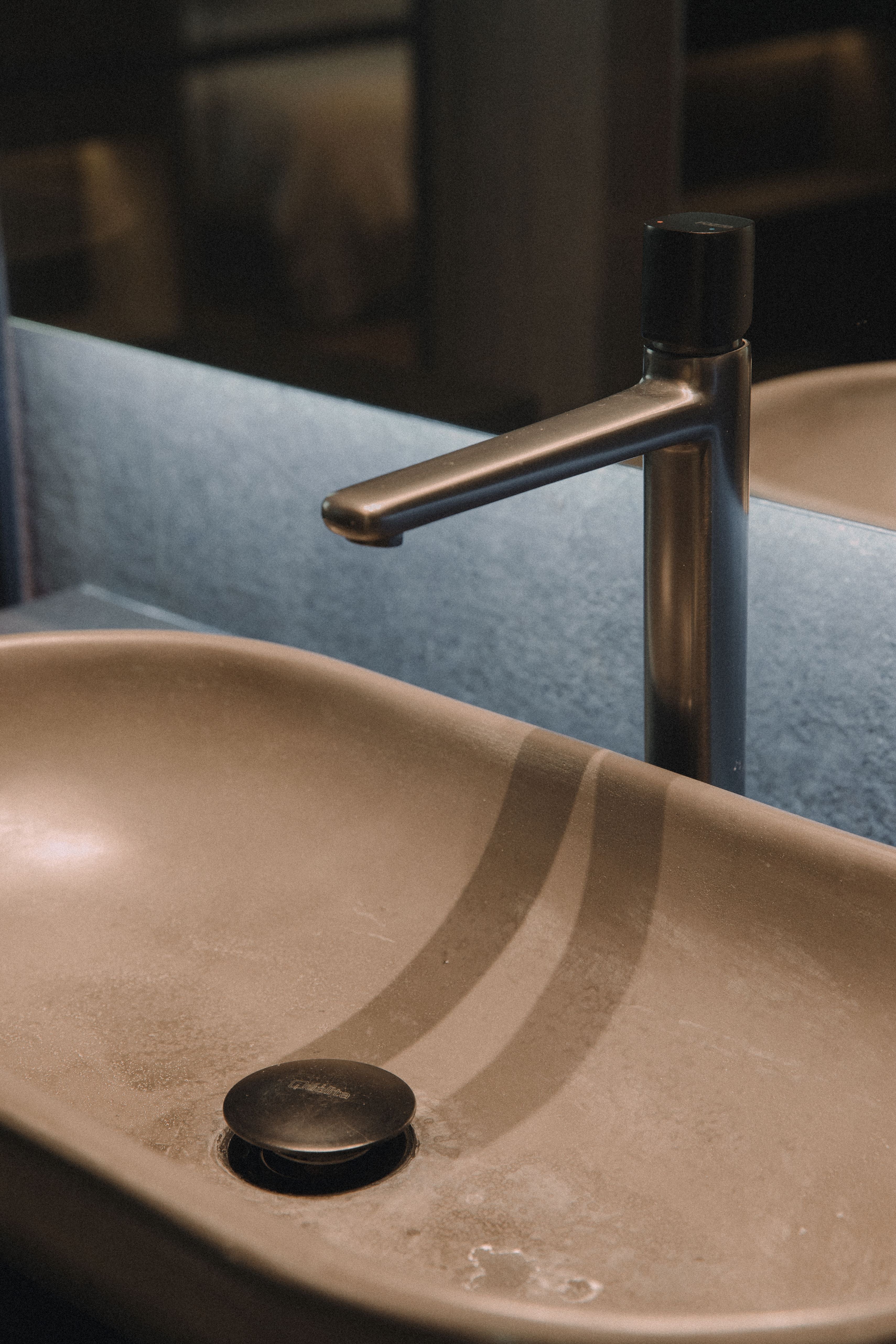 GRIFERÍA LAVAMANOS ALTA